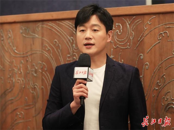 阿卡索代言人佟大為參加武漢公益晚會(huì) 獻(xiàn)唱《真心英雄》