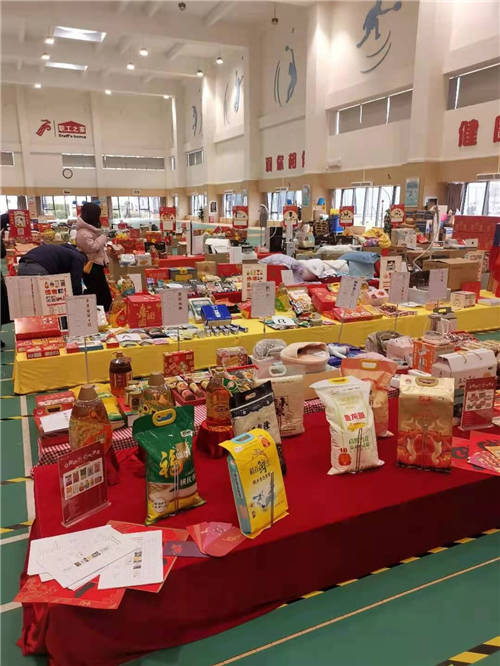 紛來與麥德龍、華潤、蘇寧等一同受邀為深航提供新春慰問品服務(wù)