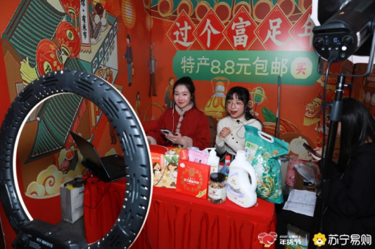 零售云店主自制暖心告示牌，要幫老人免費貼春聯！