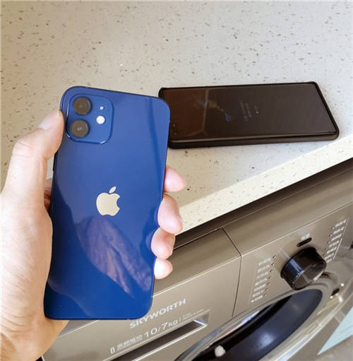 暴力測試？華為Mate40、蘋果 iPhone12手機被丟進洗衣機