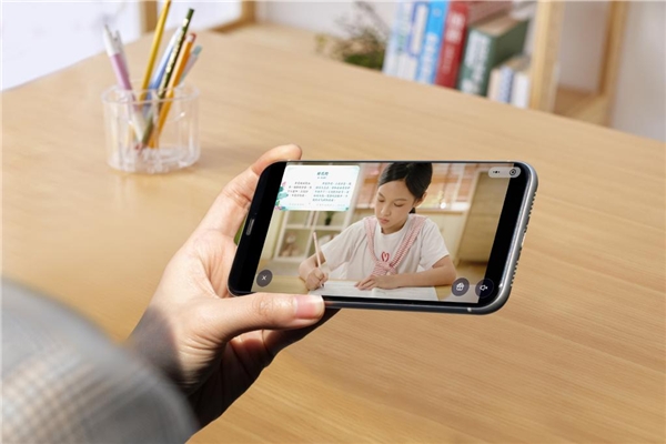 護航中小學生寒假網(wǎng)課學習，希沃網(wǎng)課學習機軟硬兼?zhèn)?/></p><p>“屏幕尺寸夠大”、“自帶可調節(jié)的腳架,可以把學習機立起來,孩子再不用低著頭看屏幕了”、“啟用藍光保護 ,預防孩子近視”、“家長管控和伴學功能,家長可以隨時關注到孩子的學習狀態(tài),對工作在外的父母來說真的很安心”……憑借貼心的設計和對孩子視力的多重保護,希沃網(wǎng)課學習機自面世以來,得到了諸多老師、學生、家長認可。</p><p>根據(jù)中研普華出版的《2020-2025年中國在線教育行業(yè)前景預測與投資風險預測報告》數(shù)據(jù)顯示,從2020年11月以來,在線寒假課的消費快速增長。可以預見,受疫情反復的影響,今年寒假,線上學習將再度掀起熱潮。在希沃網(wǎng)課學習機的護航下,相信中小學生在進行網(wǎng)課學習的同時,也能更好地保護視力健康。</p>						<p style=