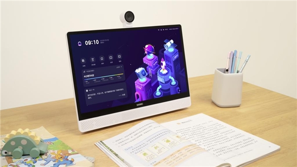 護航中小學生寒假網(wǎng)課學習，希沃網(wǎng)課學習機軟硬兼?zhèn)?/></p><p>引起近視的另一大因素,在于光環(huán)境,尤其是眩光和藍光,會降低視覺功能,導致眼睛疲勞,使注意力渙散。大部分電子產(chǎn)品之所以影響孩子視力,也是因為光因素。對此,希沃網(wǎng)課學習機采用了多重護眼模式,防眩光鋼化玻璃獲得了國家專利,能夠讓光線變得柔和,減少反光;屏幕通過了德國萊茵護眼認證,能夠有效減少藍光;此外還自帶濾藍光模式和黑白屏閱讀模式,為孩子的視力更添一層保護屏障。</p><p align=