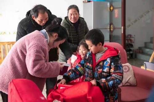 為村民拍攝“第一張”全家福，聯(lián)想公益志愿者蘇萌的這個(gè)假期很特別