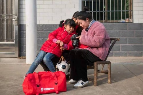 為村民拍攝“第一張”全家福，聯(lián)想公益志愿者蘇萌的這個(gè)假期很特別