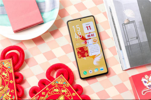 iQOO年貨節(jié)聯(lián)合蘇寧推出新年定制禮盒，新春送禮選它就對(duì)了