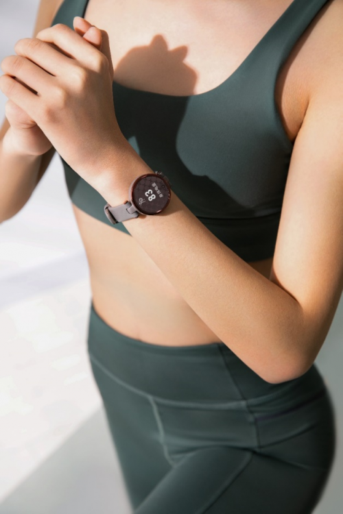 ?GARMIN LILY：方寸之間的德才兼?zhèn)?/></p><p>對(duì)于已經(jīng)養(yǎng)成健身習(xí)慣的女性而言, Lily也是運(yùn)動(dòng)中的貼心助手。支持瑜伽、有氧、普拉提、游泳(50米防水)等多項(xiàng)適合女性的室內(nèi)運(yùn)動(dòng)。對(duì)于跑步、騎行等戶(hù)外運(yùn)動(dòng),可通過(guò)手機(jī)GPS互聯(lián)技術(shù),記錄運(yùn)動(dòng)數(shù)據(jù)和軌跡。在開(kāi)始運(yùn)動(dòng)前,Lily可以結(jié)合全天候的健康監(jiān)測(cè)指標(biāo),針對(duì)運(yùn)動(dòng)強(qiáng)度與時(shí)長(zhǎng)提出更專(zhuān)業(yè)的建議。</p><p align=