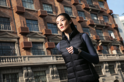 ?GARMIN LILY：方寸之間的德才兼?zhèn)?/></p><p><strong>特殊時(shí)期,關(guān)愛(ài)隨行</strong></p><p>定位于一款面向女性的智能運(yùn)動(dòng)腕表,對(duì)女性的關(guān)注與呵護(hù)更應(yīng)該面面俱到。Lily整合了經(jīng)期管理功能,除經(jīng)期預(yù)測(cè)與提醒外,還可以記錄生理癥狀和心情,獲得運(yùn)動(dòng)和營(yíng)養(yǎng)建議。在此基礎(chǔ)上,Garmin作為首個(gè)擁有原生孕期追蹤應(yīng)用程序的可穿戴健身設(shè)備廠商,為L(zhǎng)ily加載了孕期追蹤功能。為準(zhǔn)媽媽們提供有關(guān)女性健康的全面視角,度過(guò)人生中這一重要的時(shí)刻。</p><p>孕期追蹤可以錄入懷孕周數(shù)、癥狀/情緒、體重、血糖水平及胎動(dòng)等基礎(chǔ)數(shù)據(jù),報(bào)告均可導(dǎo)出,以便在孕期檢查時(shí)共享。此外,還能增加自定義提醒,調(diào)整健身目標(biāo)和活動(dòng)追蹤設(shè)置,并在Garmin Connect App上接收孕期健康教育咨詢(xún)。</p><p align=