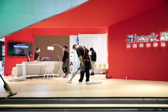 直擊AWE丨Shark鯊客新品亮相引爆全場 定義洗地機新標(biāo)準(zhǔn)