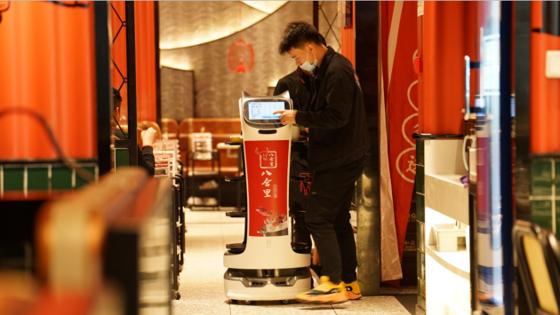 普渡機器人“入職”八合里海記火鍋店！