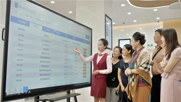 2021年銀行都在用哪些智能設(shè)備？行業(yè)力推MAXHUB智能營銷一體機(jī)