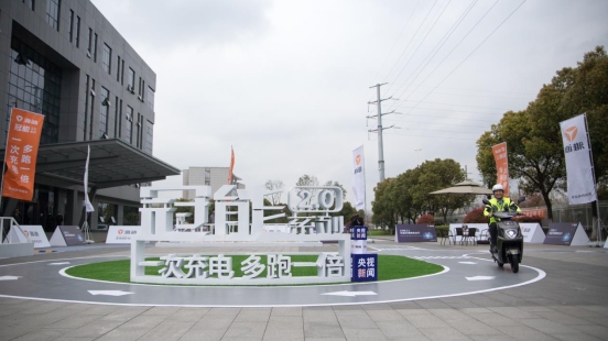 行業(yè)首家！撒貝寧助陣雅迪冠能2.0系列發(fā)布會，央視全程直播！