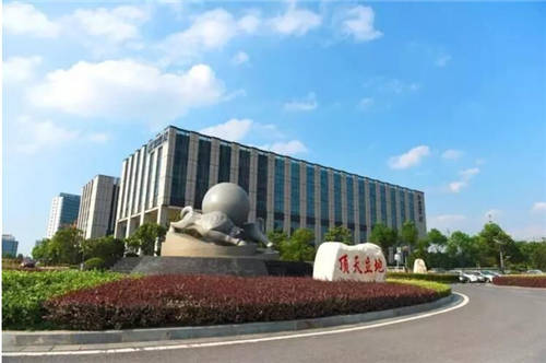 科大訊飛：2020年凈利潤(rùn)同比增長(zhǎng)66.48%，千億營(yíng)收目標(biāo)或?qū)⒂型?/></p><p>同時(shí)在教育、醫(yī)療等重點(diǎn)賽道，源頭技術(shù)驅(qū)動(dòng)的應(yīng)用示范驗(yàn)證持續(xù)顯現(xiàn)，核心業(yè)務(wù)得到健康發(fā)展。報(bào)告期內(nèi)，形成了更多“能用統(tǒng)計(jì)結(jié)果證明應(yīng)用成效”的實(shí)際案例，為報(bào)告期及未來(lái)幾年產(chǎn)品的規(guī)?；茝V、人均效能的持續(xù)提升打下了扎實(shí)基礎(chǔ)。</p><p>在教育領(lǐng)域，科大訊飛擁有16年的應(yīng)用經(jīng)驗(yàn)與積累，與教育部考試中心簽署戰(zhàn)略合作協(xié)議，共建聯(lián)合實(shí)驗(yàn)室，推動(dòng)教考智能化，連續(xù)多年為全國(guó)中高考及四級(jí)考試提供語(yǔ)音評(píng)測(cè)技術(shù)和手寫(xiě)作文批改評(píng)分技術(shù)。尤其在英語(yǔ)學(xué)習(xí)領(lǐng)域, 2020年科大訊訊飛依托領(lǐng)先的智能語(yǔ)音評(píng)測(cè)與人工智能技術(shù)，與雅思官方共同進(jìn)行A.I.口語(yǔ)練習(xí)相關(guān)項(xiàng)目的合作。截止目前，科大訊飛“教學(xué)考評(píng)管”全場(chǎng)景的智慧教育產(chǎn)品體系，已在全國(guó)31個(gè)省級(jí)行政單位35000多所學(xué)校中應(yīng)用。</p><p>華西證券認(rèn)為，監(jiān)管紅利下，專(zhuān)注服務(wù)校園教育的<a href=