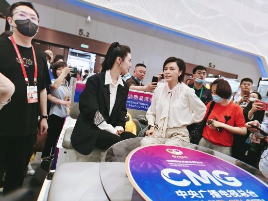 薇婭在直播間“上新”消博精品！31款海內(nèi)外好物引導成交6800萬元
