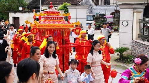抖音非遺大師為女兒準備嫁妝，婚禮上的寶貝價值連城