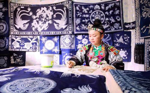 苗族蠟染名不虛傳，中國丹寨非遺周展現(xiàn)瑰寶級的傳統(tǒng)手藝