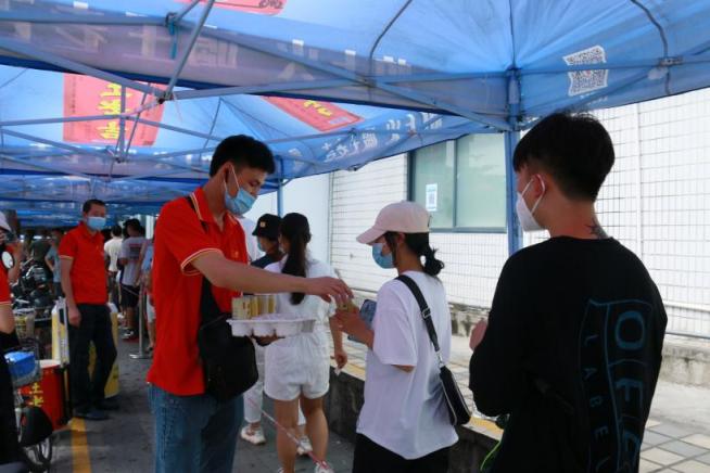 廣州大吉！王老吉大健康開展“高溫關(guān)愛”行動支援廣州防疫一線