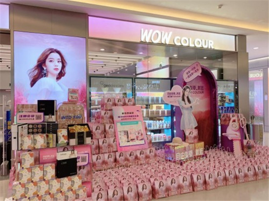 歐陽娜娜攜手WOW COLOUR，演繹真“拔草”夢幻大片