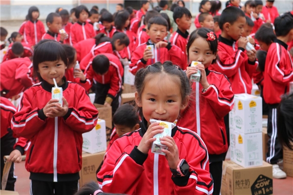 暖心！薇婭為希望小學(xué)的孩子們送上“六一”兒童節(jié)大禮包