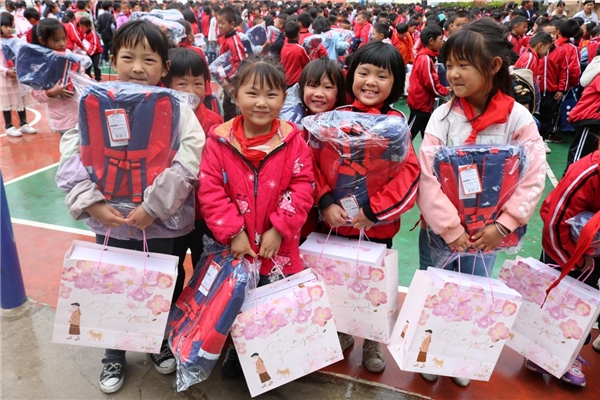 暖心！薇婭為希望小學(xué)的孩子們送上“六一”兒童節(jié)大禮包