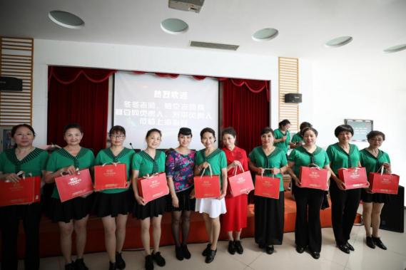 芳華老年潤膚乳贊助上海市冬冬水兵舞義演 點贊銀齡風(fēng)采