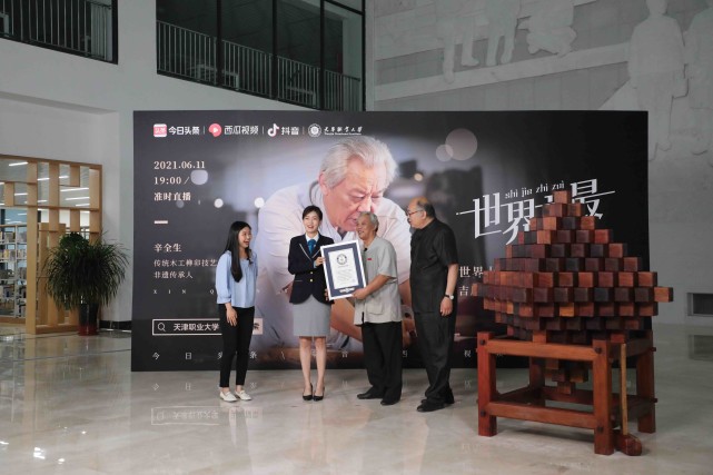 64歲中國木匠大爺打造魯班鎖，成功打破吉尼斯世界紀錄