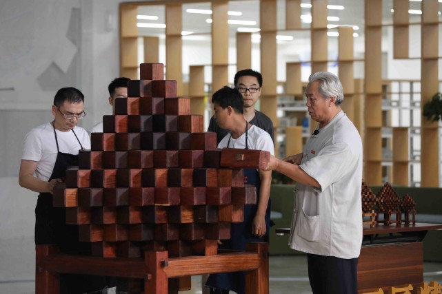 64歲中國木匠大爺打造魯班鎖，成功打破吉尼斯世界紀錄