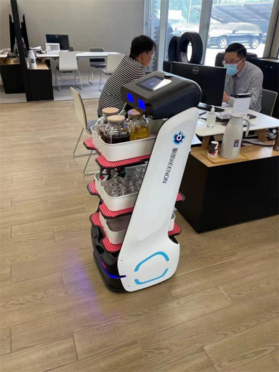 服務機器人哪家強？擎朗領跑智能展廳新趨勢