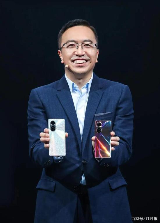 榮耀CEO趙明手持榮耀50，歸來！