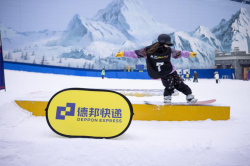 炎炎夏日與“雪友”暢快滑雪，德邦快遞助力淡季滑雪需求