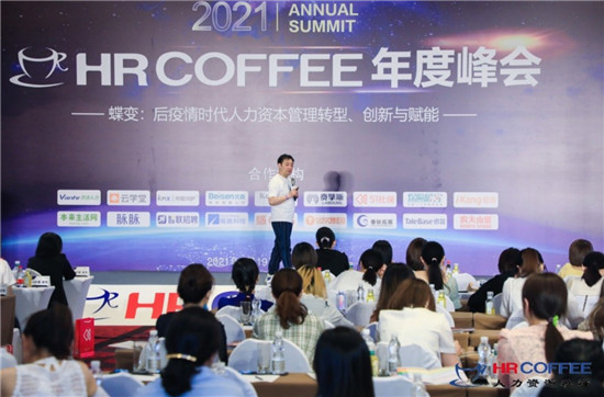 易車公司高級副總裁李鑫發(fā)表主題演講：21歲，爺青回——易車三年實現用戶戰(zhàn)略轉型實踐