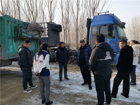 最近，滿幫幫助了一對(duì)孤兒，把父母留下的事故車運(yùn)回老家