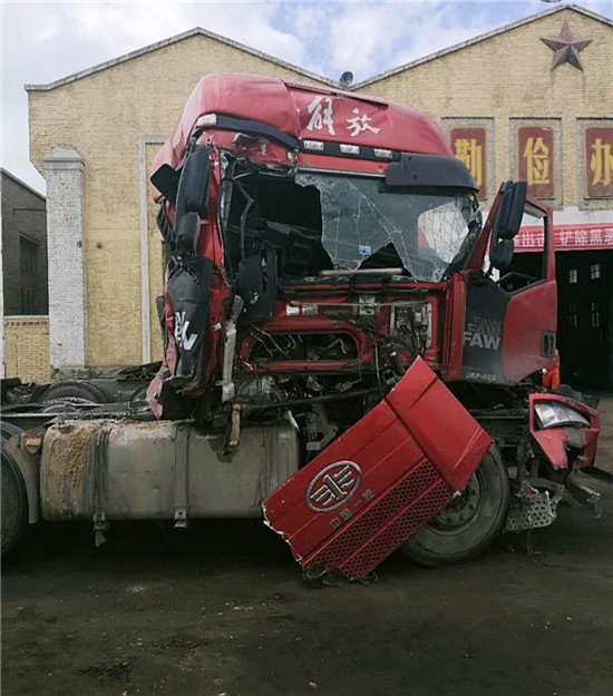 最近，滿幫幫助了一對(duì)孤兒，把父母留下的事故車運(yùn)回老家