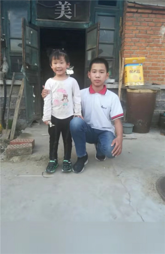最近，滿幫幫助了一對(duì)孤兒，把父母留下的事故車運(yùn)回老家