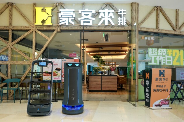 普渡機器人強勢入駐豪客來牛排，助力餐廳高效送餐回盤