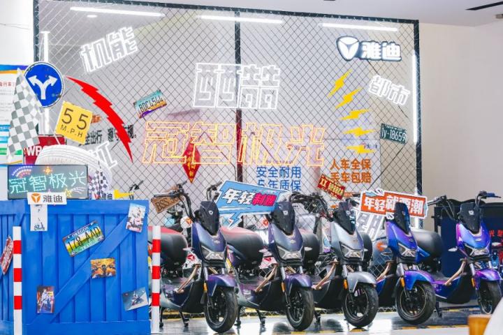 星空露營(yíng)、競(jìng)技派對(duì)，雅迪冠能極光粉絲轟趴夜玩出新花樣
