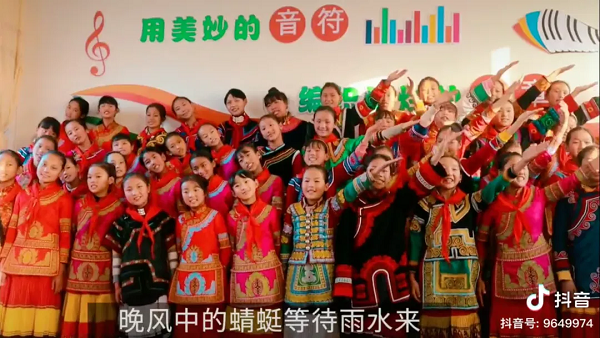 85后涼山小伙帶40位留守女孩唱歌，被批不務(wù)正業(yè)，抖音網(wǎng)友卻驚為天籟