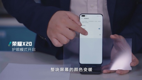 為什么晚上玩手機(jī)越玩越亢奮？中國(guó)科學(xué)年度人物陳征博士用實(shí)驗(yàn)給你答案