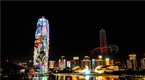 帥爆了！500架無人機(jī)表演在大玉米點(diǎn)亮鄭州，助力HUAWEI nova9系列發(fā)布