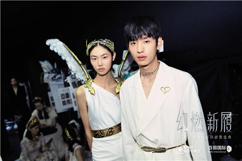群星齊聚點亮百麗秀場，2021“幻燃 新履”年度大秀華麗上演