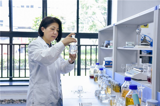 江津燒酒傳承人邵家艷，為江小白品質(zhì)把控再添助力