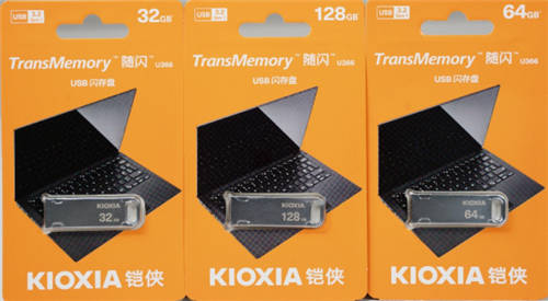 雙11 U盤選購?fù)扑] 鎧俠隨閃U366速度和品質(zhì)兼?zhèn)?/></p><p>對于一個U盤來說，影響其讀寫性能最重要的就是USB兼容的接口協(xié)議了，市面上常見的許多U盤還依舊只兼容到USB2.0協(xié)議，但鎧俠隨閃U366 U盤兼容USB 3.2 Gen1協(xié)議，傳統(tǒng)的USB2.0協(xié)議傳輸速度是480Mbps，而USB 3.2 Gen1的協(xié)議傳輸速率高達(dá)5Gbps，從而極大的提升了這款U盤的讀寫性能，大容量的文件也能在較短的速度內(nèi)完成拷貝，這對于差旅辦公人群來說，尤其能提升工作效率，縮減傳輸數(shù)據(jù)耗費的時間。</p><p align=