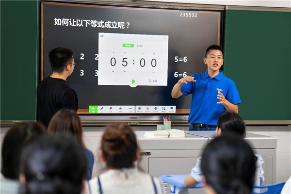 希沃服務(wù)態(tài)度TVC上線，希沃人以熱愛守護(hù)教育信息化最后一公里