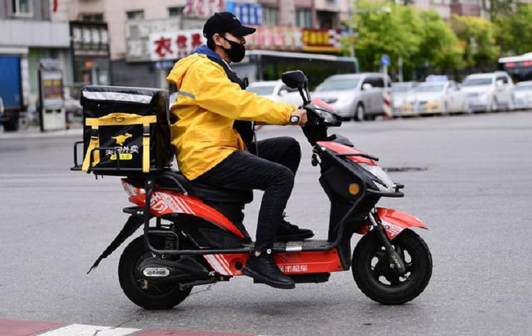 雅迪電動車推出新品，不需充電只換電，續(xù)航130，3499起，很適合跑外賣