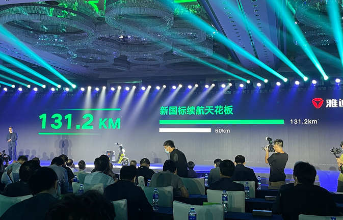 雅迪電動車推出新品，不需充電只換電，續(xù)航130，3499起，很適合跑外賣