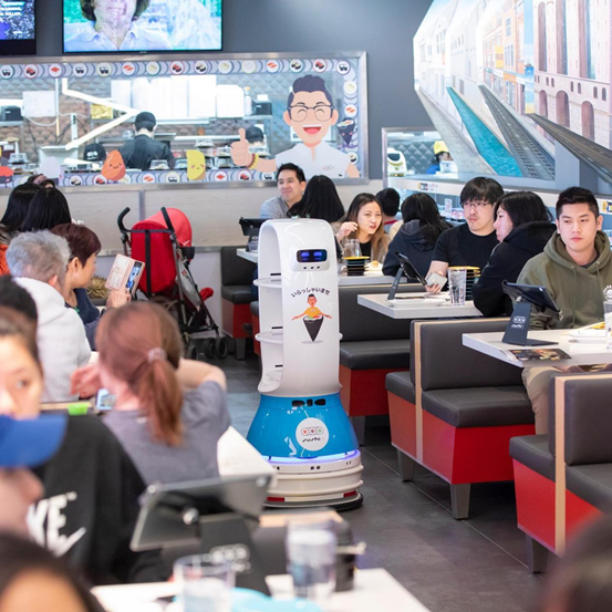 芝加哥首家智能壽司店 擎朗送餐機器人成亮點
