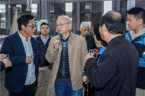 ?就在秋糖前，一批白酒泰斗密集調(diào)研了江小白