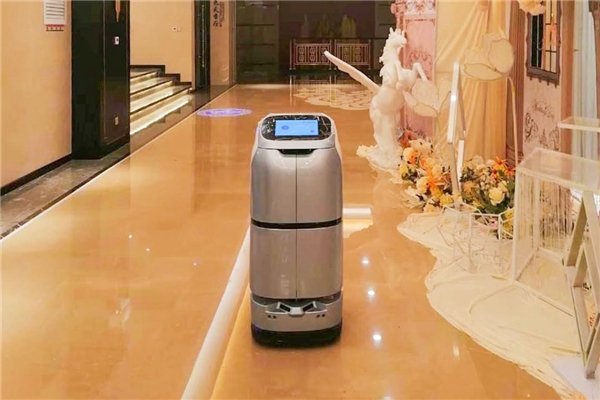 擎朗機器人實現(xiàn)無接觸取餐，解決酒店外賣高峰期難題