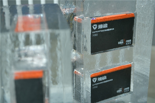 挑戰(zhàn)不可能，雅迪石墨烯電池讓電動車在冬天也能疾馳如飛