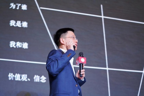 知名心理學(xué)作家盧熠翎：好的親密關(guān)系，兩人內(nèi)在的精神高度必須是對(duì)等的