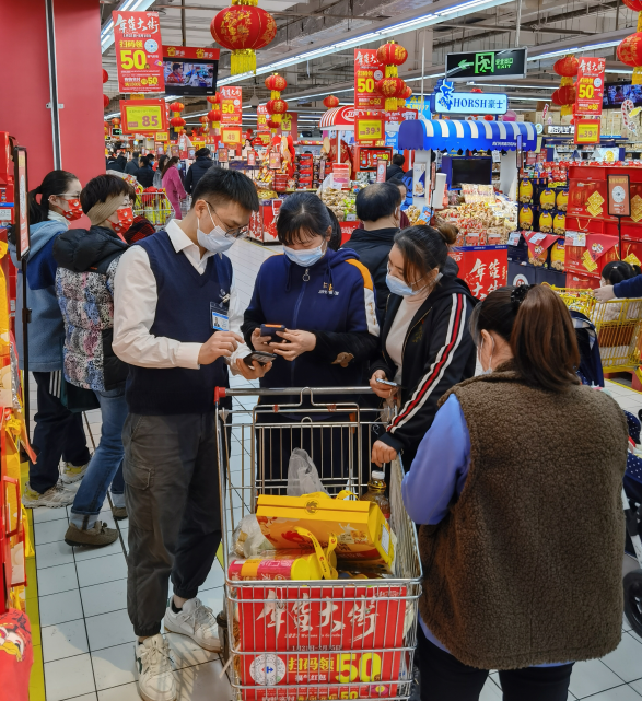 家樂福春節(jié)不打烊 服務是零售人不變的堅守與熱愛